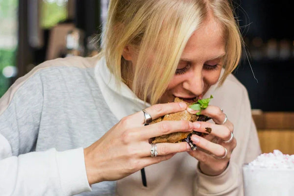 Essende Frau | ©Louis Hansel