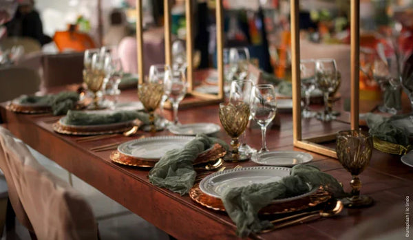 Ein festlich gedeckter Tisch