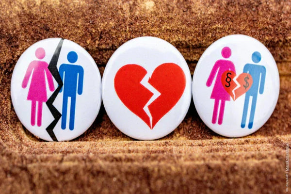 Drei Buttons zeigen Symbole für Trennung, Herzschmerz und Scheidung. | ©Marek Studzinski