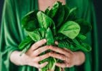 grüne-Küche_Frau mit Mangold in der Hand_vegan