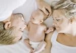 Schwangerschaft_6380_382_Eltern kuscheln mit Baby