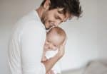 Vater hält Baby auf dem Arm
